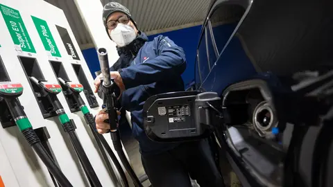 10 March 2022, Baden-Wuerttemberg, Stuttgart: A customer at a gas station fills his car with diesel fuel. The war in Ukraine has caused fuel prices to rise above the two-euro threshold for the first time. Photo: Marijan Murat/dpa.