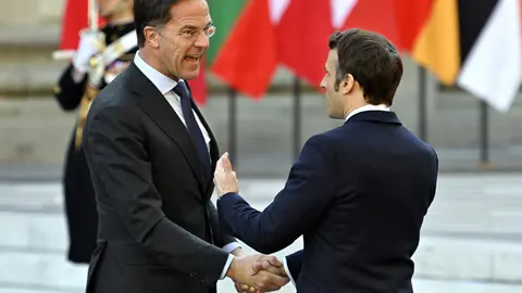 10 March 2022, France, Versailles: French President Emmanuel Macron (R) receives Dutch Prime Minister Mark Rutte at the Palace of Versailles for the meeting of European Union EU leaders at an informal two-day meeting. The topic is the current development after the Russian attack on Ukraine. Photo: Eric Lalmand/BELGA/dpa.