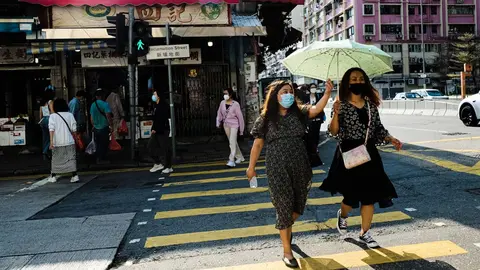 11 March 2022, China, Hong Kong: People wear face mask and cross a street in Hong Kong. The country confirmed more than 29,000 new coronavirus infections. Photo: Keith Tsuji/ZUMA Press Wire/dpa.