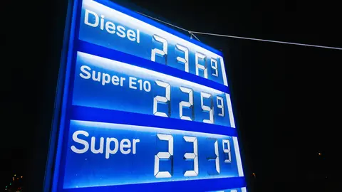11 March 2022, Baden-Wuerttemberg, Freiburg im Breisgau: A board displays the prices for different types of fuel at a gas station. Fuel prices are at a record high due to the war in Ukraine. Photo: Philipp von Ditfurth/dpa.