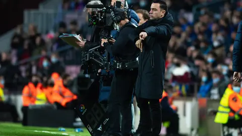 13 March 2022, Spain, Barcelona: Barcelona manager Xavi Hernandez stands on the touchline during the Spanish La Liga soccer match between FC Barcelona and CA Osasuna at Camp Nou. Photo: Gerard Franco/DAX via ZUMA Press Wire/dpa.