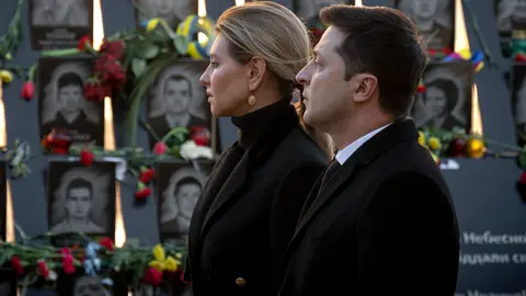 HANDOUT - 20 February 2022, Ukraine, Kiev: Ukrainian President Volodymyr Zelensky (R) and Ukrainian First Lady Olena Zelenska attend an honourary ceremony on the occasion of the Day of Remembrance of the Heroes of the Heavenly Hundred in remembrance of the memory of activists who died in 2014 during the Maidan revolution. Photo: -/Ukrainian Presidency /dpa - ATTENTION: editorial use only and only if the credit mentioned above is referenced in full