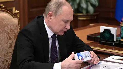 15 March 2022, Russia, Moscow: Russian President Vladimir Putin examines a box of the Mir-19 antiviral medication during a face-to-face meeting with Head of the Federal Medical-Biological Agency Veronika Skvortsova at the Kremlin. Photo: Mikhail Klimentyev/Kremlin Pool/Planet Pix via ZUMA Press Wire/dpa.