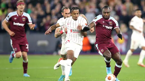 17 March 2022, United Kingdom, London: West Ham United's Michail Antonio (R) and Sevilla's Nemanja Gudelj battle for the ball during the UEFA Europa League round of 16 second leg soccer match between West Ham United FC and Sevilla FC at London Stadium. Photo: Nigel French/PA Wire/dpa.