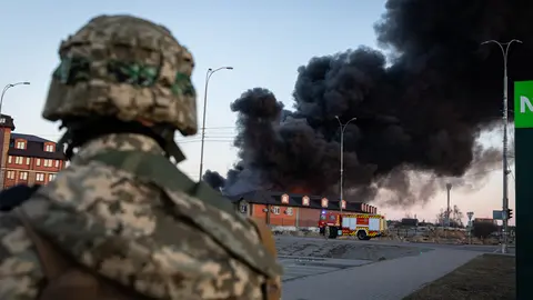 17 March 2022, Ukraine, Kiev: Smoke rises over a former shopping centre believed to have been used as a weapons depot by the Ukrainian military after a Russian attack. Photo: Alex Chan Tsz Yuk/SOPA Images via ZUMA Press Wire/dpa.