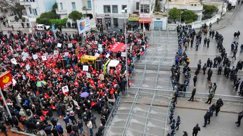 19 March 2022, Tunisia, Tunis: Tunisians take part in a rally along the Beb Saadoun Street heading to the Bardo square on the 66th Independence Day of Tunisia and against President Kais Saied, accused by opponents of grabbing power amid a deepening political crisis. Photo: Hasan Mrad/IMAGESLIVE via ZUMA Press Wire/dpa.