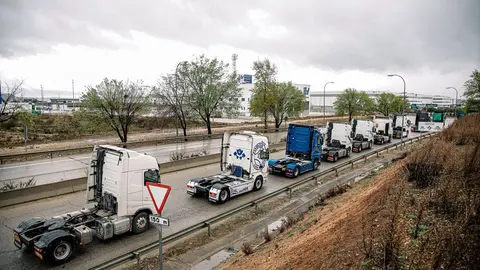 21 March 2022, Spain, Madrid: truck drivers protest with their vehicles at the Industrial Park Logistic. The transport sector entered its 8th day of an indefinite strike, called nationwide by the Platform for the Defence of the National and International Road Freight Transport Sector, to protest the unacceptable working conditions and fuel price surge. Photo: Carlos Luján/EUROPA PRESS/dpa.