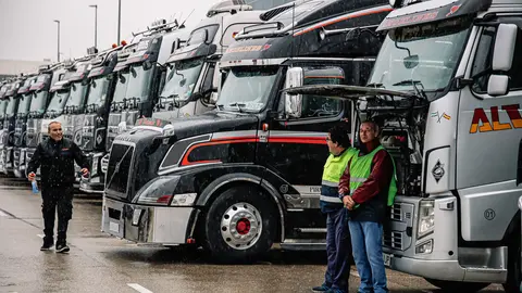 21 March 2022, Spain, Madrid: truck drivers protest with their vehicles at the Industrial Park Logistic. The transport sector entered its 8th day of an indefinite strike, called nationwide by the Platform for the Defence of the National and International Road Freight Transport Sector, to protest the unacceptable working conditions and fuel price surge. Photo: Carlos Luján/EUROPA PRESS/dpa.