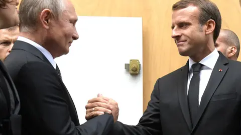 FILED - 30 September 2019, France, Paris: French President Emmanuel Macron greets Russian President Vladimir Putin before the funeral service of former French President Jacques Chirac at the Saint Sulpice de la Madeleine Church. Photo: -/Kremlin/dpa - ATTENTION: editorial use only and only if the credit mentioned above is referenced in full.