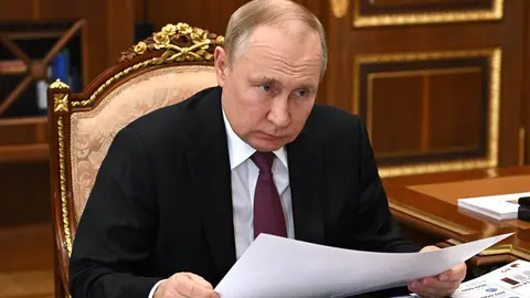 HANDOUT - 21 March 2022, Russia, Moscow: Russian President Vladimir Putin speaks with Dmitry Artyukhov (not pictured), Governor of Yamalo-Nenets Autonomous Okrug, during their meeting. Photo: -/Kremlin /dpa - ATTENTION: editorial use only and only if the credit mentioned above is referenced in full.