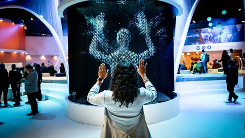01 March 2022, Spain, Barcelona: An attendee experiences a new virtual technology during the GSMA Mobile World Congress 2022 in Barcelona. Photo: Jordi Boixareu/ZUMA Press Wire/dpa.