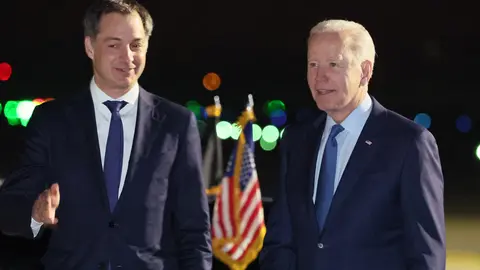 23 March 2022, Belgium, Steenokkerzeel: Belgian Prime Minister Alexander De Croo (L) welcomes US President Joe Biden upon his arrival at the military airport in Melsbroek. Biden is to discuss the conflict in Ukraine with EU leaders at a summit on Thursday, following a meeting of NATO leaders Photo: Benoit Doppagne/BELGA/dpa.
