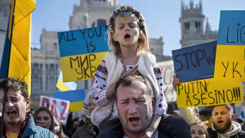 27 February 2022, Spain, Madrid: A father and his daughter shout slogans during a rally from Plaza de Colon to Plaza de Cibeles against Russia's invasion of Ukraine. Photo: Miguel Candela/SOPA Images via ZUMA Press Wire/dpa.