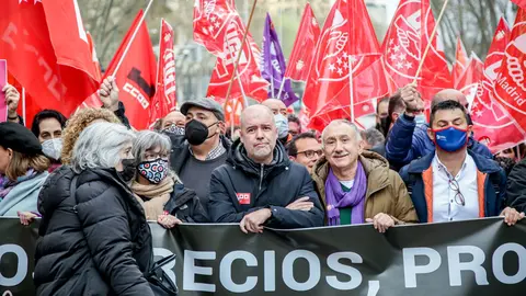23 March 2022, Spain, Barcelona: People hold a banner and flags during a rally under the slogan 'Let's curb prices, let's avoid poverty' against high electricity prices, at Plaza Urquinaona. Photo: Ricardo Rubio/EUROPA PRESS/dpa.