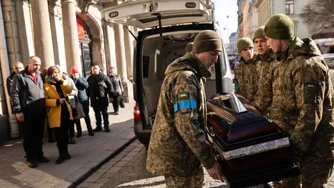 FILED - 14 March 2022, Ukraine, Lviv: Ukrainian soldiers carry a comrade's coffin during the funeral of Ukrainian soldiers who were killed in airstrike bombing near the border with Poland, at the Most Holy Apostles Peter and Paul in Lviv. Photo: Alex Chan Tsz Yuk/SOPA Images via ZUMA Press Wire/dpa.
