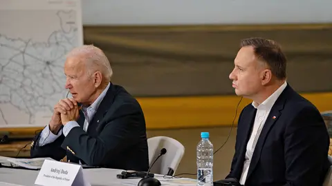 25 March 2022, Poland, Jasionka: US President Joe Biden (L) and Polish President Andrzej Duda are briefed on the humanitarian assistance programs for Ukrainian refugees near the Ukrainian border. Photo: Sgt. Robin Lewis/U.S. Marine/Planet Pix via ZUMA Press Wire/dpa.