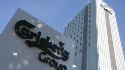 FILED - 30 June 2011, Denmark, Copenhagen: The lettering 'Carlsberg Group' is pictured on a sign in front of the Carlsberg brewery in Copenhagen. Following the lead of its Dutch rival Heineken, Danish brewery Carlsberg on Monday announced its intention to withdraw completely from Russia due to the war in Ukraine. Photo: picture alliance / dpa.