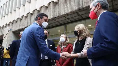 28/03/2022. Prime Minister Pedro Sánchez greets the first and second vice-presidents of the Government, Nadia Calviño and Yolanda Díaz, upon their arrival at the third 'Generation of Opportunities' meeting held in Madrid. Photo: La Moncloa.