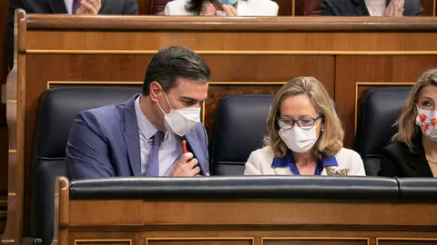 23/03/2022. Prime Minister Pedro Sanchez and the Minister of Economic Affairs Nadia Calvino, in the lower house of Parliament (Congress of Deputies). Photo: Photo: Eva Ercolanese/PSOE.