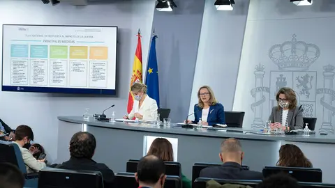 29/03/2022. The Second Vice President and Minister of Labor and Social Economy, Yolanda Díaz, the First Vice President and Minister of Economic Affairs and Digital Transformation, Nadia Calviño, and the Third Vice President and Minister for the Ecological Transition and the Demographic Challenge, Teresa Ribera, at the press conference after the meeting of the Council of Ministers. Photo: La Moncloa.