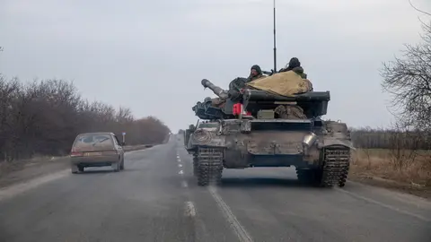 29 March 2022, Ukraine, Mariupol: A Russian tank drive along a road outside Mariupol. The battel between Russian/Pro Russian forces and the defencing Ukrainian forces lead by Azov battalion continues in the port city of Mariupol. Photo: Maximilian Clarke/SOPA Images via ZUMA Press Wire/dpa.