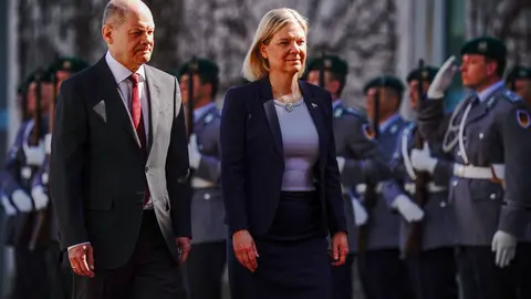28 March 2022, Berlin: German Chancellor Olaf Scholz receives Swedish Prime Minister Magdalena Andersson, with military honors in front of the Federal Chancellery in Berlin. Photo: Kay Nietfeld/dpa.