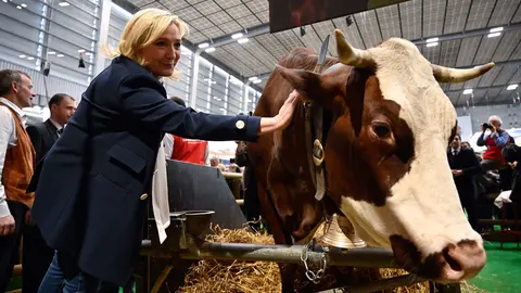 02 March 2022, France, Paris: Marine Le Pen, Presidential candidate of the far-right National Rally party, visits the 2022 Salon de l'Agriculture. Photo: Julien Mattia/Le Pictorium Agency via ZUMA/dpa.