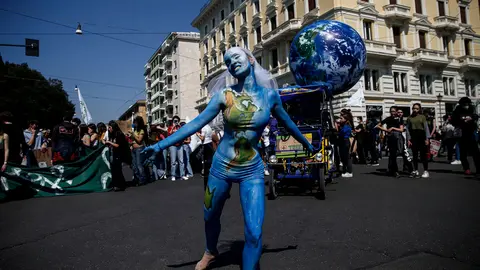 25 March 2022, Italy, Rome: People take part in a Fridays for Future march against global warming and the war in Ukraine. Photo: Cecilia Fabiano/LaPresse via ZUMA Press/dpa.