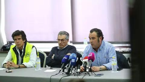 02 April 2022, Spain, Madrid: (L-R) The member of the National Platform in Defense of the Transport Sector, Miguel Canovas, the president of the Independent Union of Transport Workers (UITA), Jose Fernandez, and the president of the National Platform in Defense of Transport, Manuel Hernandez attend a press conference at Chamartin Hotel. After 20 days of protests, the serious lorry strikes that caused supply bottlenecks in Spain have been suspended for the time being. Photo: Isabel Infantes/EUROPA PRESS/dpa.