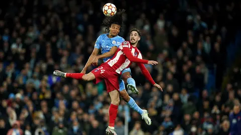 05 April 2022, United Kingdom, Manchester: Manchester City's Nathan Ake (L) and Atletico Madrid's Sime Vrsaljko battle for the ball during the UEFA Champions League Quarter Final first leg soccer match between Manchester City and Atletico Madrid at the Etihad Stadium. Photo: Mike Egerton/PA Wire/dpa.