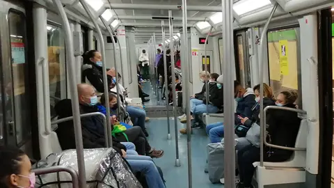 03/04/2022. Passengers with face shields in the Barcelona metro. Photo: Ⓒ The Nomad Today.
