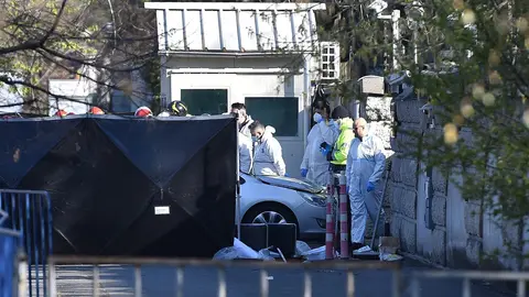 06 April 2022, Romania, Bucharest: Forensic officers work at the site where a passenger car crashed into the gate of the Russian embassy in the Romanian capital Bucharest. The driver did not survive the accident, local police said. Photo: Radu Tuta/TASR/dpa.