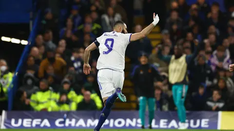 06 April 2022, United Kingdom, London: Real Madrid's Karim Benzema celebrates scoring his side's third goal during the UEFA Champions League quarter-final first leg soccer match between Chelsea and Real Madrid at Stamford Bridge. Photo: David Klein/CSM via ZUMA Press Wire/dpa.