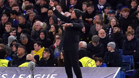 06 April 2022, United Kingdom, London: Real Madrid manager Carlo Ancelotti gestures on the touchline during the UEFA Champions League quarter-final first leg soccer match between Chelsea and Real Madrid at Stamford Bridge. Photo: John Walton/PA Wire/dpa.