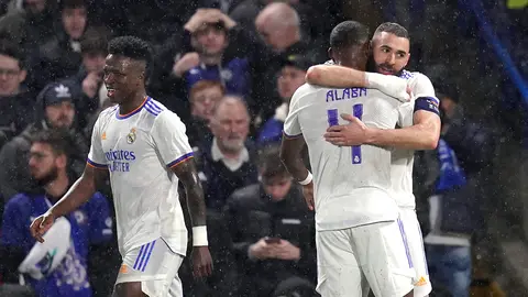 06 April 2022, United Kingdom, London: Real Madrid's Karim Benzema (R) celebrates scoring his side's second goal with teammate David Alaba during the UEFA Champions League quarter-final first leg soccer match between Chelsea and Real Madrid at Stamford Bridge. Photo: John Walton/PA Wire/dpa.