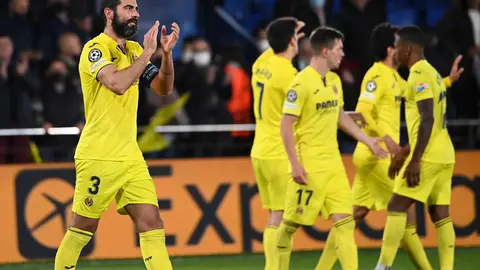 06 April 2022, Spain, Villarreal: Villarreal's Raul Albiol (L) and teammates celebrate after the UEFA Champions League quarterfinal first leg soccer match between FC Villarreal and Bayern Munich at Estadio de la Ceramica. Photo: Sven Hoppe/dpa.