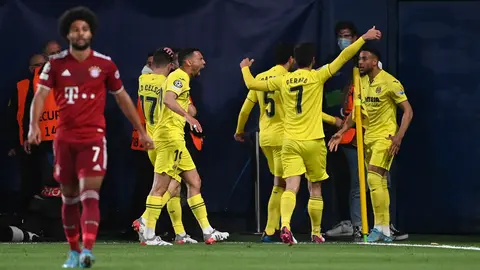 06 April 2022, Spain, Villarreal: Villarreal's Arnaut Danjuma (R) celebrates scoring his side's first goal with teammates during the UEFA Champions League quarterfinal first leg soccer match between FC Villarreal and Bayern Munich at Estadio de la Ceramica. Photo: Sven Hoppe/dpa.