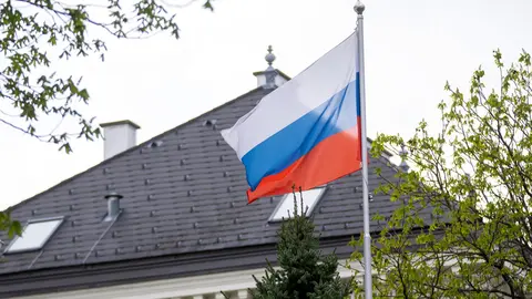 07 April 2022, Austria, Vienna: A Russian flag flies in front of the Russian embassy in Vienna. After several days of hesitation, Austria has joined several European countries and expelled Russian diplomats. Photo: Georg Hochmuth/APA/dpa.