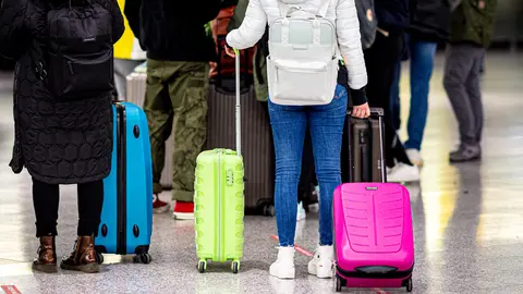 02 April 2022, Lower Saxony, Langenhagen: Passengers wait at Hannover Airport to travel to their destinations as the the Easter holiday season begins in Lower Saxony. Photo: Moritz Frankenberg/dpa.