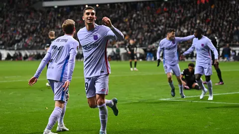 07 April 2022, Hessen, Frankfurt/M.: Barcelona's Ferran Torres (2nd L) celebrates scoring his side's first goal during the UEFA Europa League quarterfinal first leg soccer match between Eintracht Frankfurt and FC Barcelona at Deutsche Bank Park. Photo: Arne Dedert/dpa.