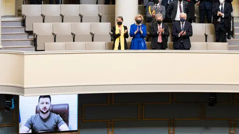 08/04/2022 The President of Ukraine Volodymyr Zelenskyi addressed the parliamentarians via video link in the Parliamentary Chamber on April 8, 2022. The President Matti Vanhanen welcomed the participants and gave a short speech, followed by a speech by President Zelensky. The President of the Republic Sauli Niinistö and the German Federal President Frank-Walter Steinmeier, who is on a working visit, followed President Zelensky's speech in Parliament. The event was also attended by e.g. Ambassadors of EU countries.Photo: Hanne Salonen/Eduskunta.