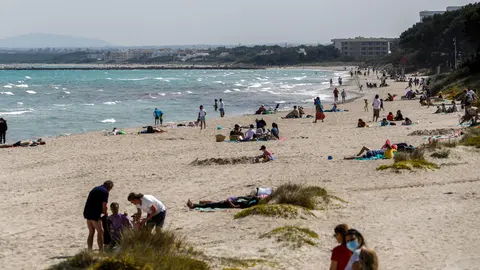 FILED - 02 April 2021, Spain, Muro: People spend Easter 2021 on the beach. Mallorca expects full hotels at Easter for the first time since the outbreak of the Corona pandemic a good two years ago. Photo: Clara Margais/dpa.