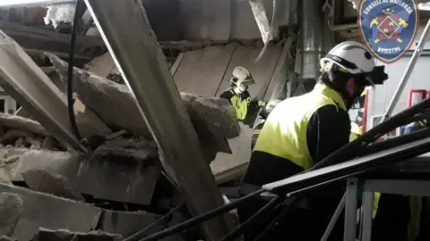 09/04/2022. Mallorca firefighters work amidst the rubble of the collapsed hotel. Photo: @BombersdeMca/Twitter.