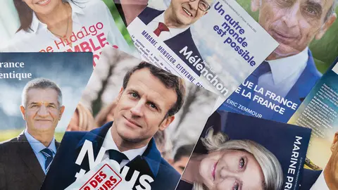 ILLUSTRATION - 08 April 2022, Bavaria, Nuremberg: Election documents of French presidential candidates such as Emmanuel Macron and Marine Le Pen. Photo: Daniel Karmann/dpa.