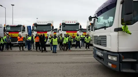23 March 2022, Spain, Lugo: truck drivers protest with their vehicles as the transport sector entered its 10th day of an indefinite strike, called nationwide by the Platform for the Defence of the National and International Road Freight Transport Sector, to protest the unacceptable working conditions and fuel price surge. Photo: Jesús Hellín/EUROPA PRESS/dpa.