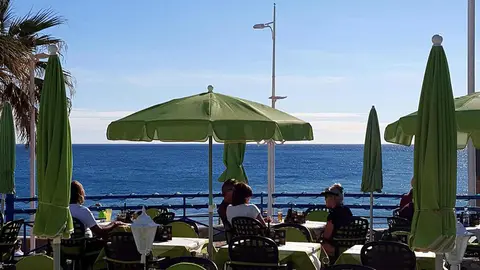Customers on a cafe terrace. Photo: Pixabay.