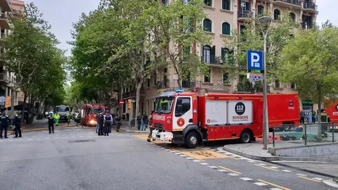 12/04/2022. Barcelona police and fire patrols working on the scene. Photo: @BCN_Bombers/Twitter.
