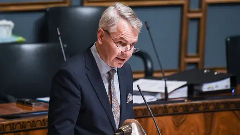 13/04/2022. Finnish Foreign Minister Pekka Haavisto speaking before Parliament. Photo: Kimmo Brandt/Eduskunta.