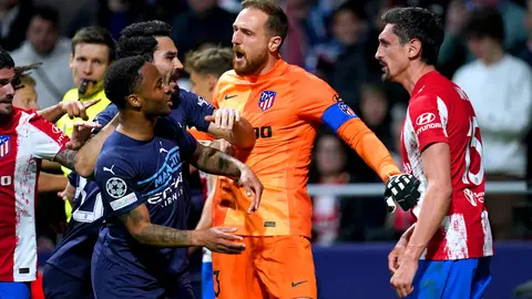 13 April 2022, Spain, Madrid: Atletico Madrid goalkeeper Jan Oblak (C) steps in between Stefan Savic and Manchester City's Raheem Sterling as tempers flare during the UEFA Champions League Quarter-final second leg soccer match between Atletico Madrid and Manchester City FC at Wanda Metropolitano stadium. Photo: Nick Potts/PA Wire/dpa.