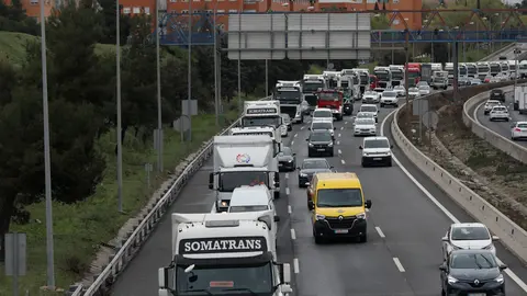 22 March 2022, Spain, Madrid: truck drivers protest with their vehicles as the transport sector entered its 9th day of an indefinite strike, called nationwide by the Platform for the Defence of the National and International Road Freight Transport Sector, to protest the unacceptable working conditions and fuel price surge. Photo: Cézaro De Luca/EUROPA PRESS/dpa.